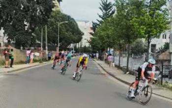 Mos hiq dorë kur je i fundit në garë: Frymëzim nga Giro D’Italia